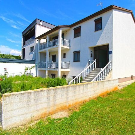 Apartments Veroslava 2159 Pula Bagian luar foto