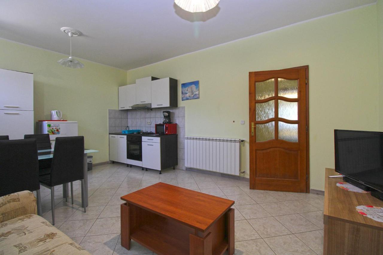 Apartments Veroslava 2159 Pula Bagian luar foto
