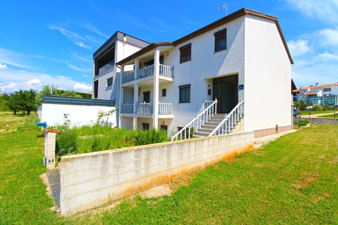 Apartments Veroslava 2159 Pula Bagian luar foto