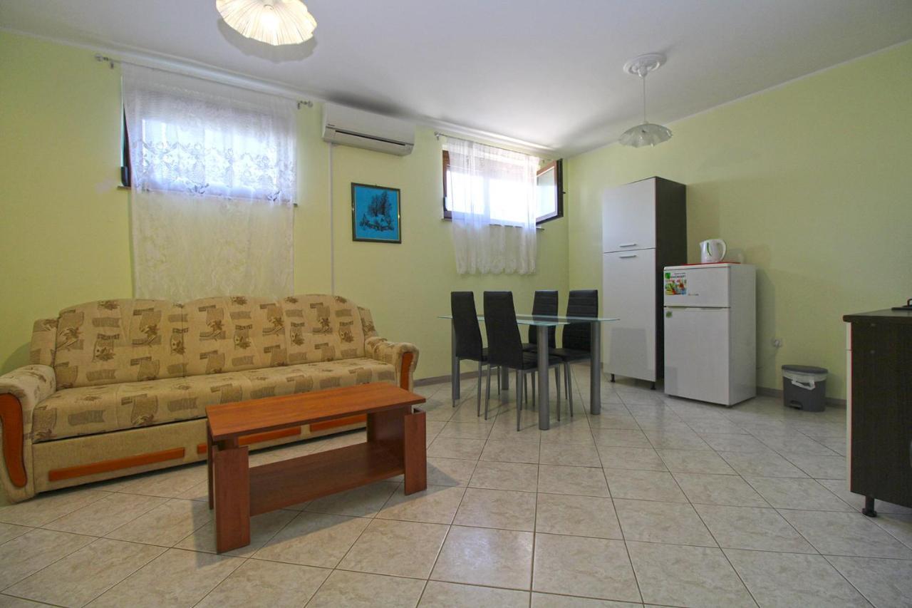 Apartments Veroslava 2159 Pula Bagian luar foto