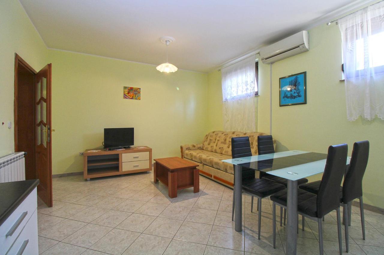 Apartments Veroslava 2159 Pula Bagian luar foto